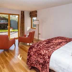 Zimmer mit Kingsize-Bett